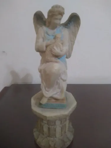 Peça em resina  da reprodução original do artista plástico. 