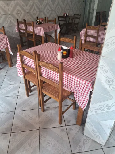 Mesa de madeira para lanchonete ou restaurante 