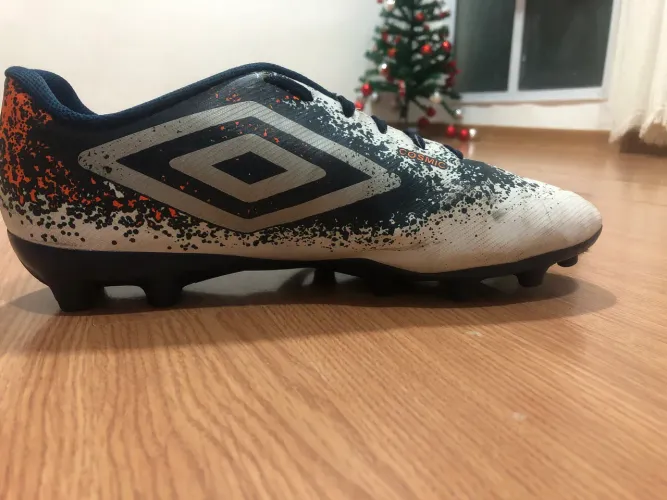 Vendo chuteira de campo e tênis
