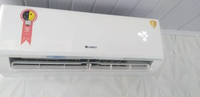 AR CONDICIONADO GREE SPLIT 9MIL BTUS FUNCIONANDO PERFEITAMENTE.