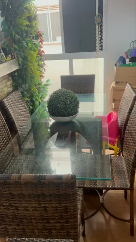 Mesa com cadeira de fibra