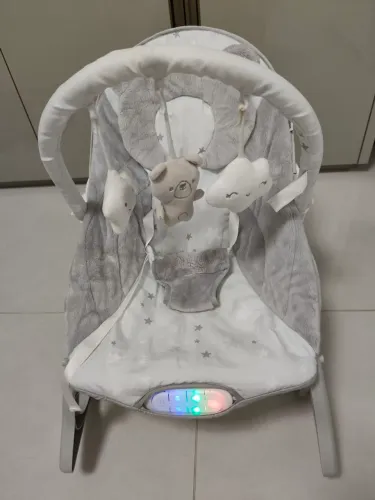 Cadeira de Descanso balanço Musical Urso Polar Até 18kgs cor cinza e branco Maxi Baby