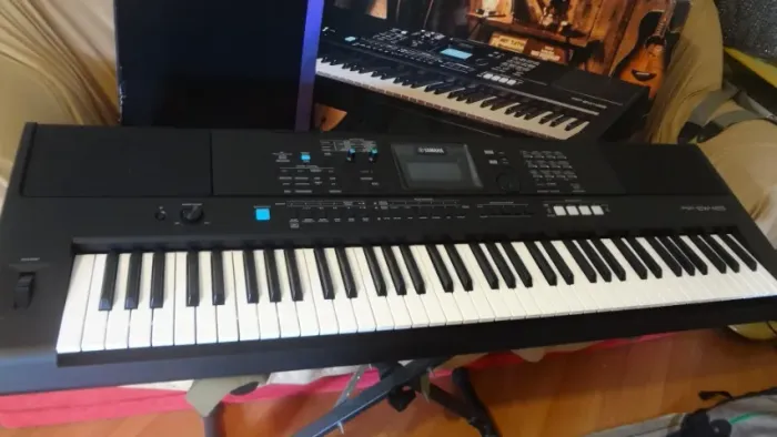 Teclado Yamaha PSR EW425 76 teclas impecável