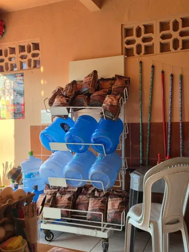 Expositor de água e carvão