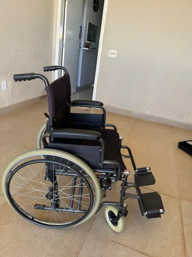 Cadeira de Rodas Dellamed D400 Dobrável (Suporta até 120kg) - Muito Conservada