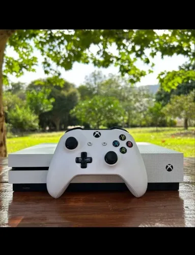 Vende-se console Xbox one s dois controles original  1tb mais os jogos 