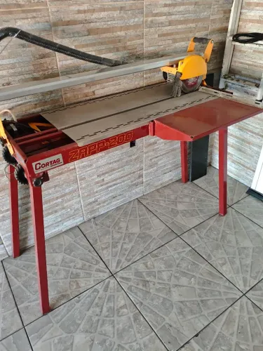 Máquina de cortar piso marca Cortag