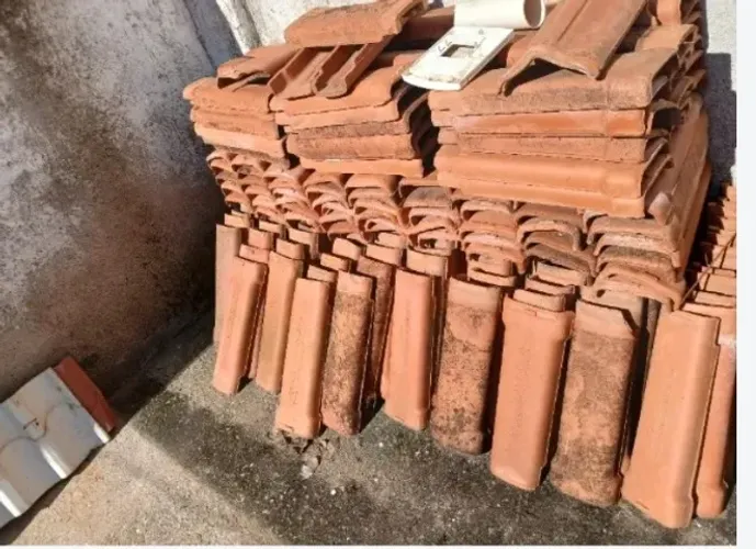 Vendo 500 telhas capas e bicas e também 19 cumeeira. DISPENÇO CURIOSOS ACEITO TROCA