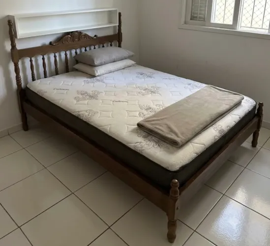 Cama queen / colchão de mola 