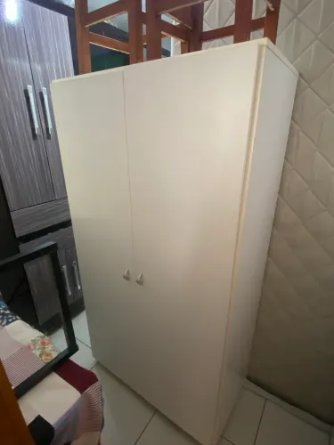 Armário multiuso com rodinhas