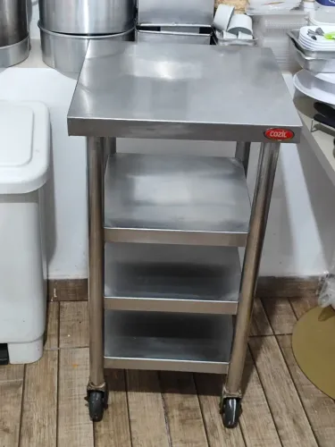 Bancada inox com rodinhas e prateleiras