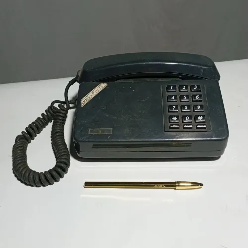 Antigo telefone de mesa