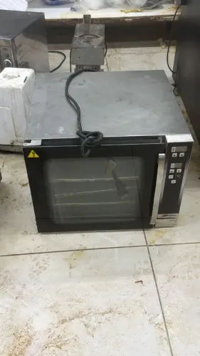 Forno da marca Prática em perfeito funcionamento. Valor: 2.000,00 reais.
