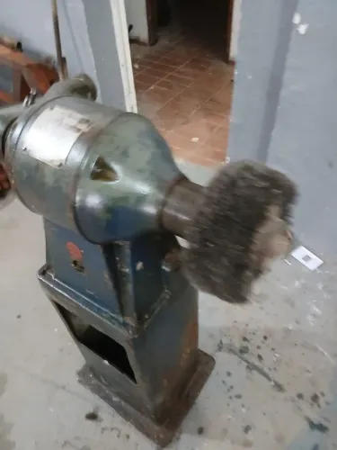 Esmerilhadeira de coluna ,mono e trifásico 220w, ótimo para desenvolver serviços.