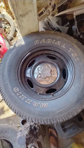 4 rodas com pneus aro 15 235/75