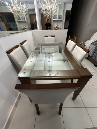 Mesa com 6 cadeiras