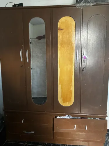 Guarda roupa de madeira