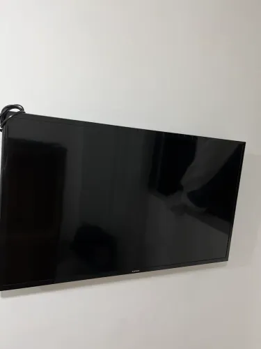 2 TVs 50? computador, monitor? varias coisas 