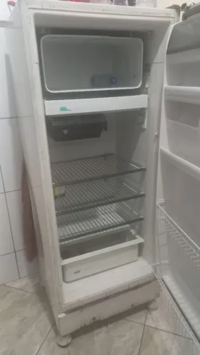 Geladeira Consul Antiga (Liga, mas não gela) - Ideal para conserto ou peças.