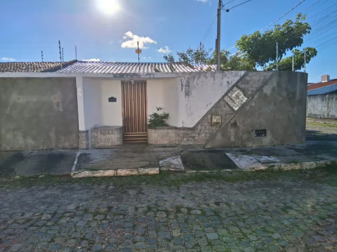 Casa de esquina, lado sombra, toda avarandada e no piso. Localização privilegiada .