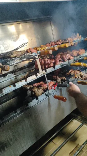 CHURRASQUEIRO e Atendente CONTRATA-SE