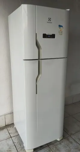 Vendo geladeira Electrolux Frost Free funcionando perfeitamente faço entrega 371 litros