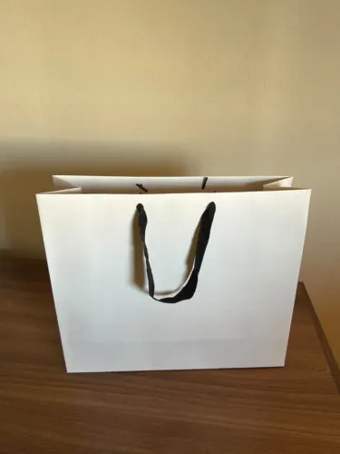 Sacola de papel premium com alça de gorgurão