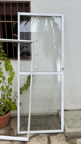 Porta de Alumínio branco e vidro de correr