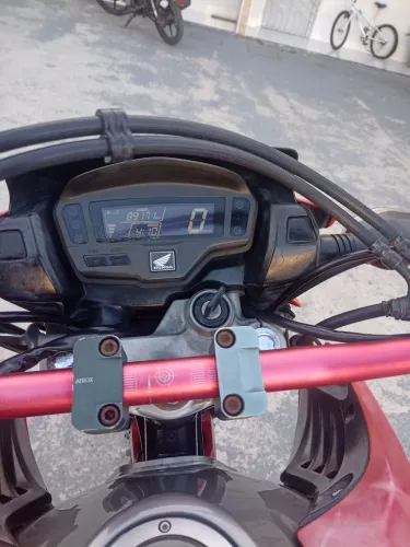 Moto em bom estado de uso