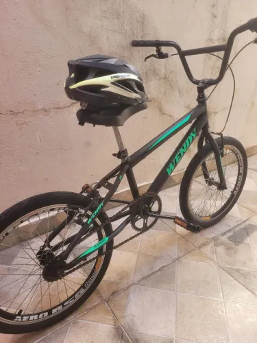 Bicicleta cross aro 20 com capacete