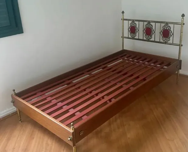 Cama de solteira retro.