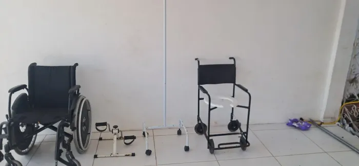 Vende-se 2 Cadeiras de rodas 1 Pedalinho e 1 porta soro