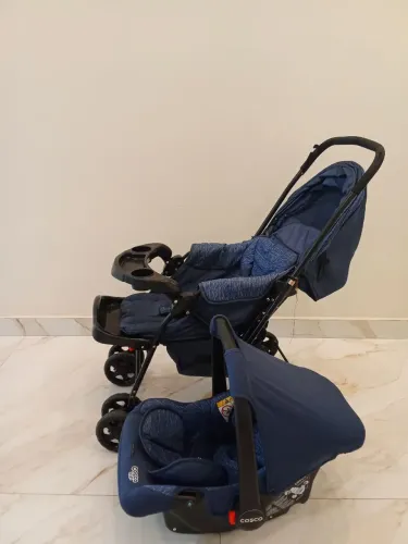 Carrinho de bebê e bebê conforto