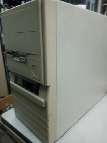 Gabinete de CPU antigo retrô (leia o anúncio)