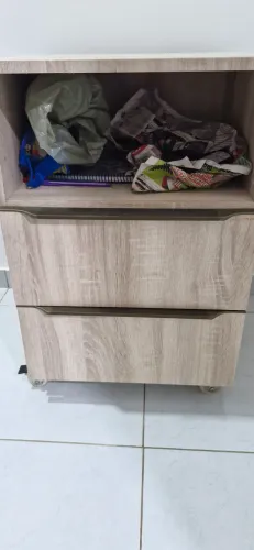 Criado mudo em mdf com duas gavetas e rodinhas