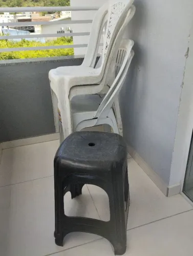 Kit 4 cadeiras plásticas+ 2 bancos plásticos