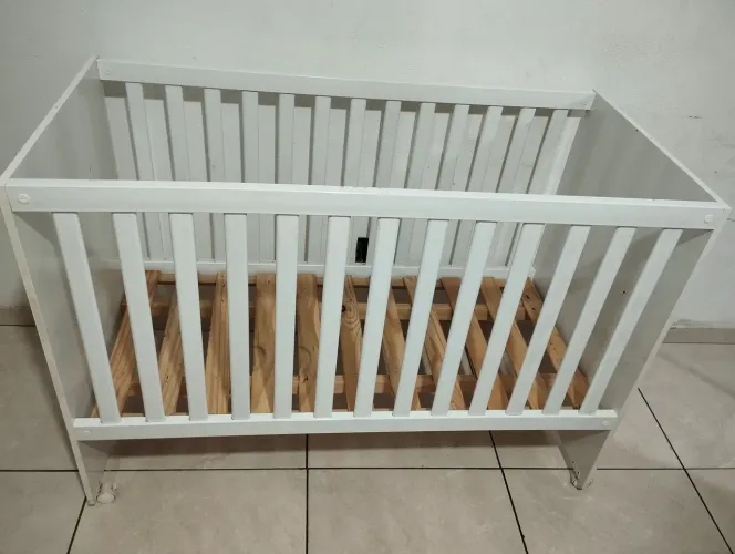 Berço de mdf encapado na cor branco em ótimo estado de conservação não entrego