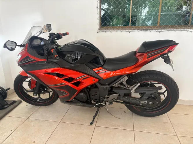 Kawasaki Ninja 300 2014, doce ok, baixa km, comprada na concessionária