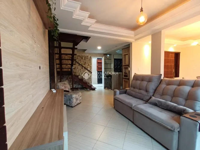 Lindo Sobrado Geminado em condomínio fechado, com 91m², 3 quartos sendo 1 suíte, localizad