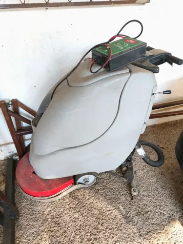 Vendo Maq. Industrial para lavar pisos italiana, não funcionante, com carregador novo