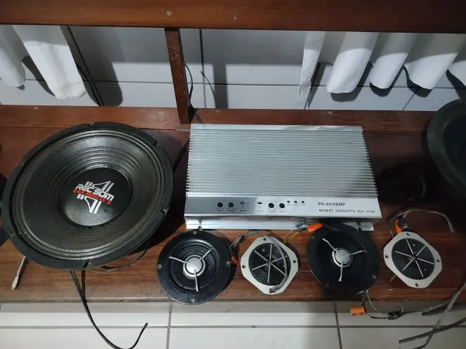Som 2 Sub de 12" + 4 tweeter + amplificador 1640 watts 4 canais 410w cada