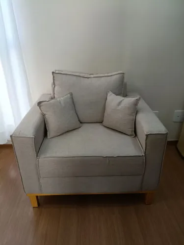 Poltrona de linho e pés de madeira com almofadas 