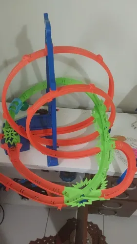 Pista de colisao hotwheels, já vem montado. Acompanha manual e carrinho da pista