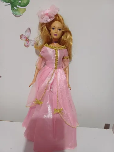 Barbie muito linda matel, bem conservada.