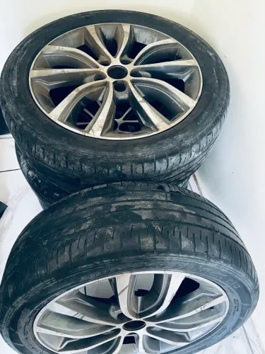 Vende-se 4 Aros 18 com Pneus
