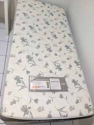 Cama de solteiro com baú