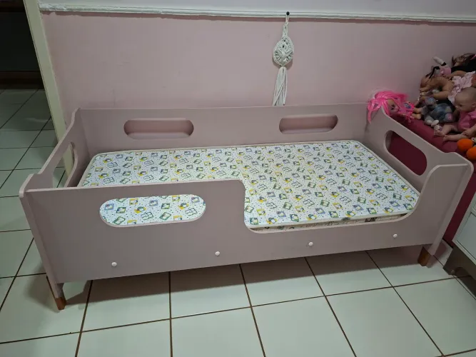 Cama infantil com colchão e pés em madeira