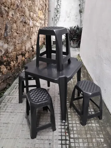 Cadeira Plástica NOVA 04Unid BANQUETAS + 01 MESA CONJUNTO TOP YT79