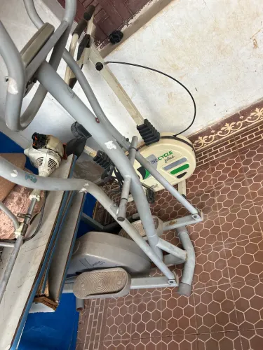 Duas bicicletas de ginástica
