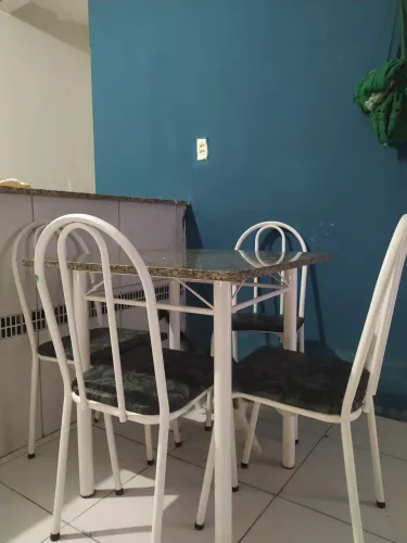 Mesa de mármore + 4 cadeiras